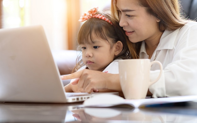 Asiatische Mutter und Tochter im Haus