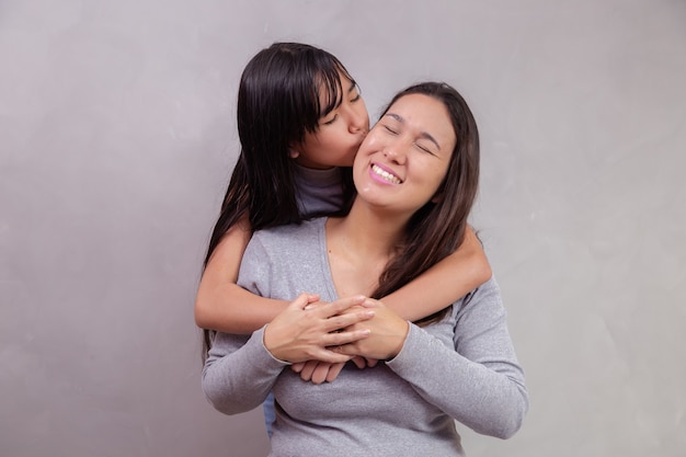 Asiatische Mutter und Tochter im Hintergrund mit Platz für Text. Konzept zum Muttertag