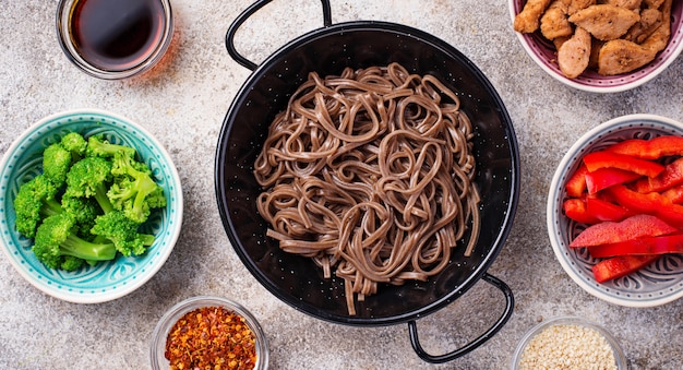 Asiatische nudeln soba mit verschiedenen zutaten