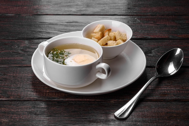 Asiatische Nudelsuppe, Ramen mit Hühnchen, Gemüse und Ei in weißer Schüssel