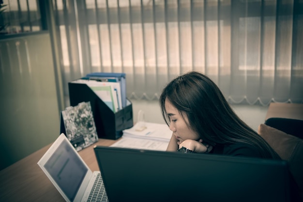 Asiatische Offiziersfrau, die an die Arbeit denkt, aber sie hat keine Ideen für ein Frauenkonzept