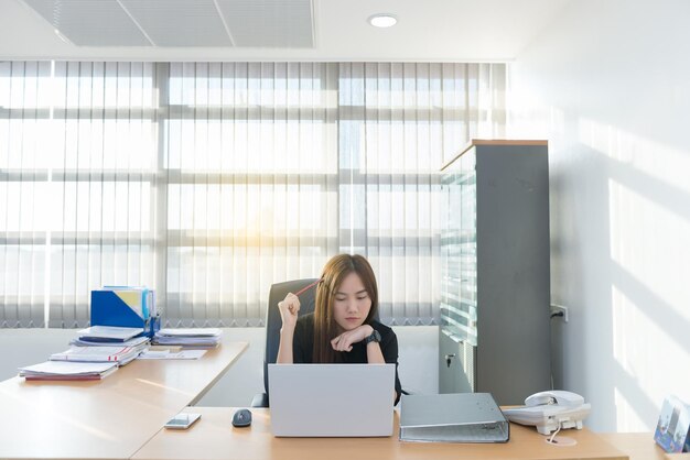 Asiatische Offiziersfrau, die im Büro arbeitet