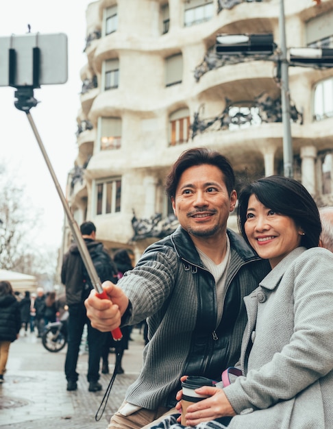 Asiatische Paare an den Feiertagen in Barcelona