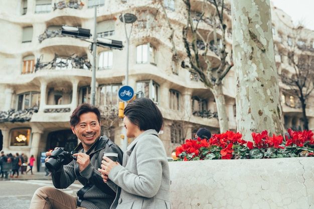 Asiatische Paare an den Feiertagen in Barcelona
