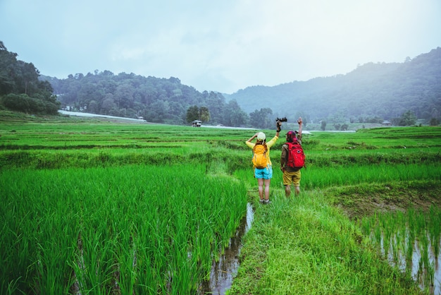 Asiatische Paare in der Natur