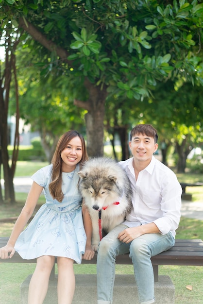 Asiatische Paarliebe mit Hund