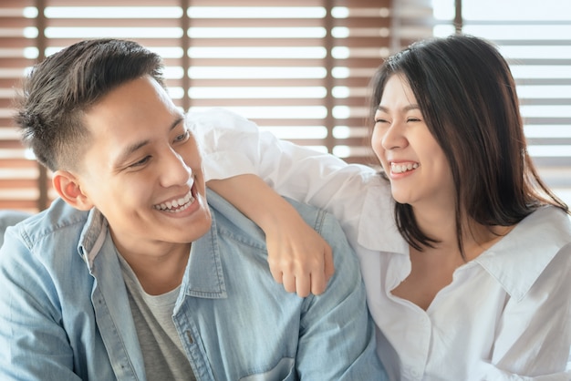 Asiatische Paarliebhaber genießen und lachen im Urlaub, um gemeinsam mehr Zeit des Glücks zu verbringen