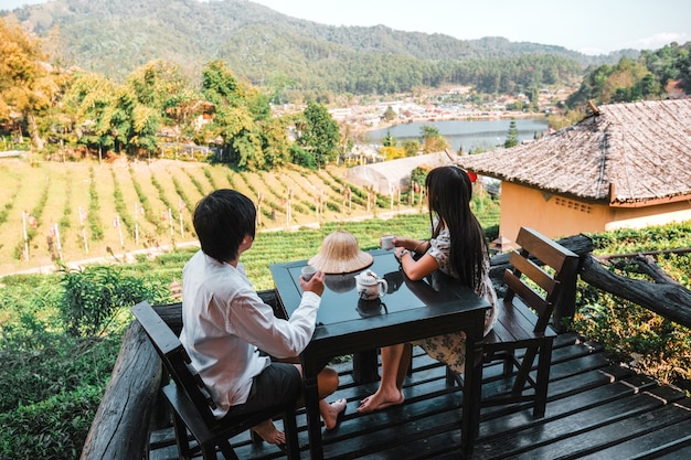 Asiatische Paarreise an Lee-Wein Rak Thai, chinesische Regelung, Mae Hong Son, Thailand