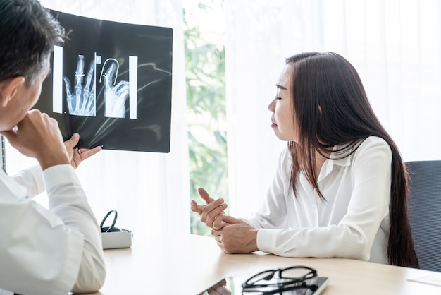 Asiatische Patientin und Ärztin diskutieren