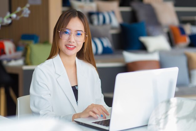 Asiatische professionelle Geschäftsfrau mit Brille arbeitet im Coworking Space