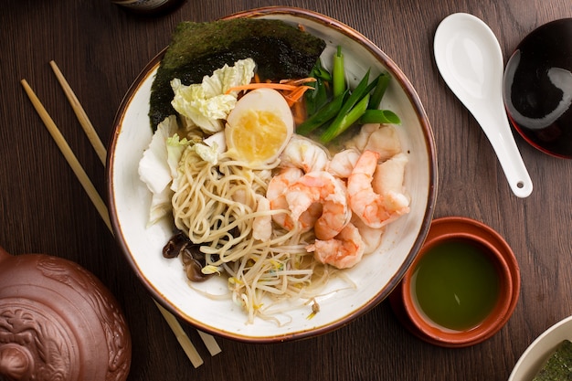 Asiatische Ramen mit Garnelen und Nudeln in einem Restaurant