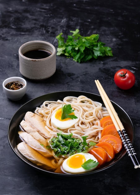 Asiatische Ramen-Suppe mit Huhn