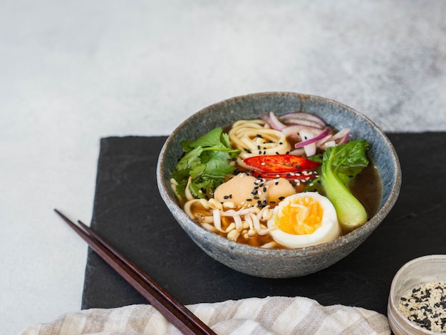 Asiatische Ramennudeln mit Huhn, Pak Choi Kohl und Ei