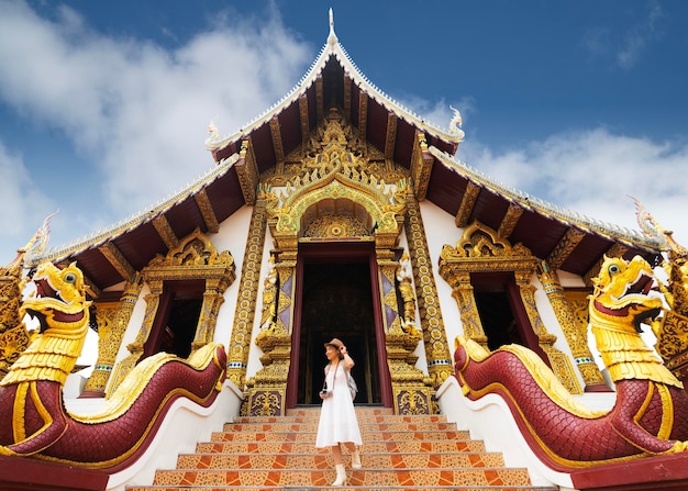 Asiatische Reisende machen ein Foto zur Pagode des Wat-Lok-Moli-Tempels in der Stadt Chiang Mai in Thailand