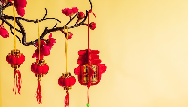 Asiatische rote Laternen im Laternenfestival auf gelbem Hintergrund Stillleben