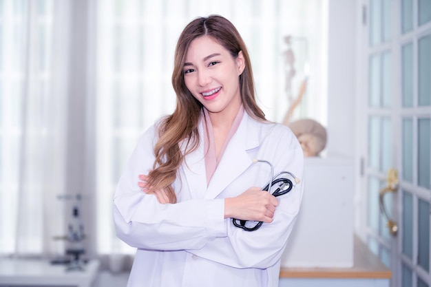 Asiatische Ärztin im Krankenhaus Konzept Asiatische Ärztin mit Stethoskop im Krankenhaus Asiatische Ärztin im Krankenhaus Design für Krankenhaus-Website-Banner