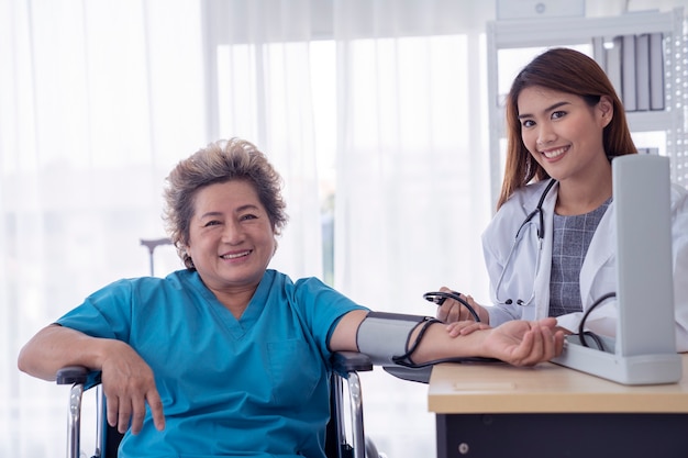 Asiatische Ärztin im Krankenhaus