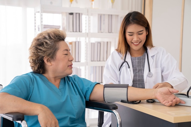 asiatische Ärztin im Krankenhaus