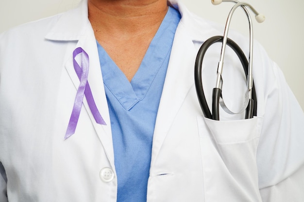 Asiatische Ärztin mit lila Schleife Welttag des Bauchspeicheldrüsenkrebses oder Welt-Alzheimer-Tag
