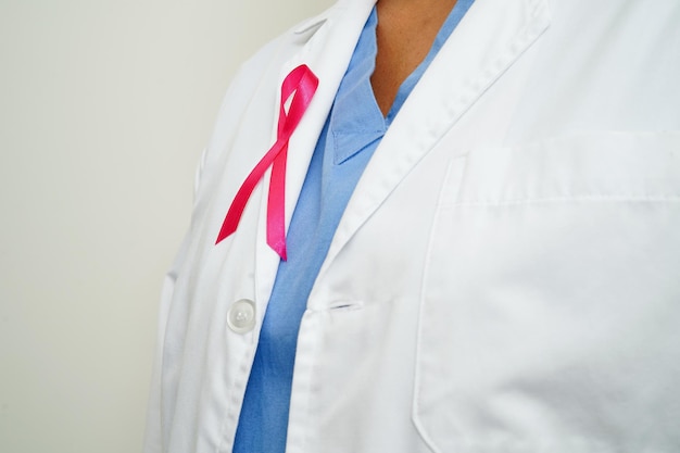 Asiatische Ärztin mit rosa Schleife Weltbrustkrebstag im Oktober