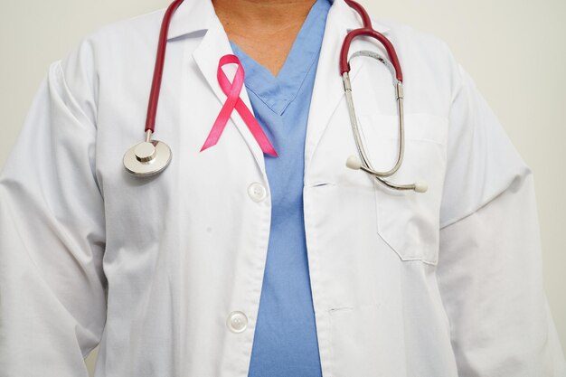 Asiatische Ärztin mit rosa Schleife Weltbrustkrebstag im Oktober