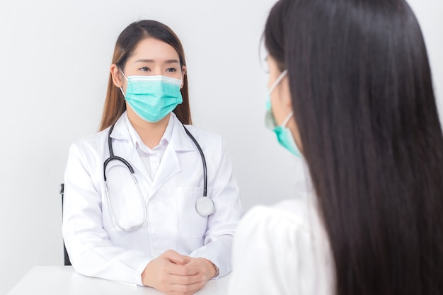 asiatische Ärztin spricht mit ihrem Patienten, um das Symptom zu konsultieren und zu überprüfen