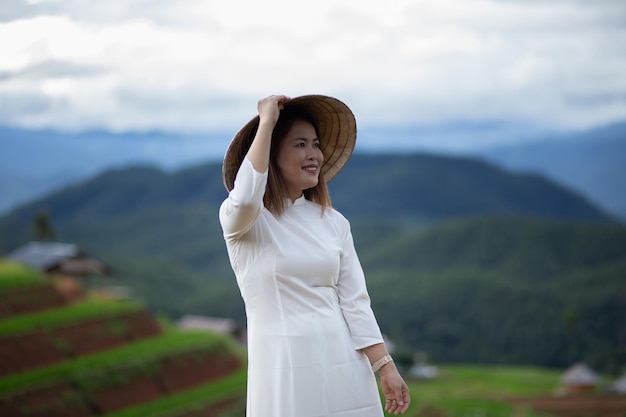 Asiatische schöne Frau mit terrassierten grünen Reisfeldern bei Ban pa pong piang Reisterrassen von Chiang Mai Thailand