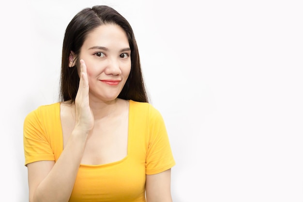 Asiatische schöne Frau trägt grünes T-Shirt und erzählt oder flüstert ein Geheimnis für Neuigkeiten und Informationen