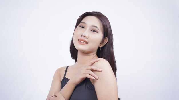 Asiatische Schönheit zeigt ihr Make-up von der Seite isoliert auf weißem Hintergrund