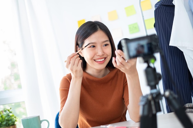 Asiatische Schönheits-Vloggerin unterrichtet über Make-up-Kosmetik-Tutorial über das Internet und überträgt Live-Streaming