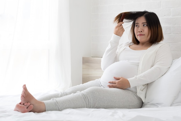 Asiatische schwangere Frau kann keine neue Haarfarbe machen, weil es den Fötus betrifft