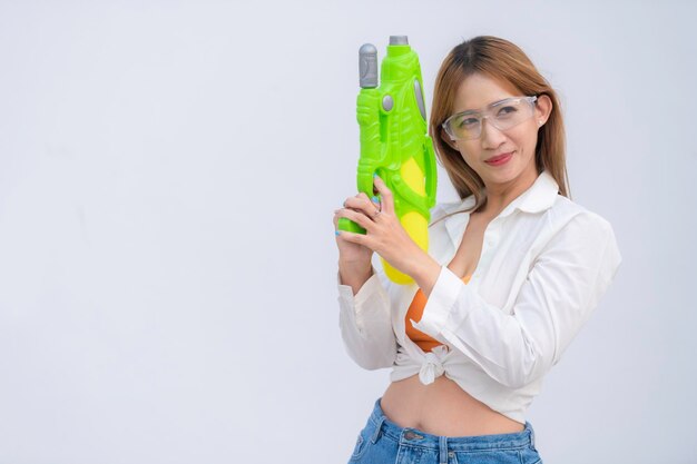 Asiatische sexy Frau mit Wasser in der Hand auf weißem HintergrundFestival Songkran Tag in ThailandDas beste Festival von ThailandLand des Lächelns