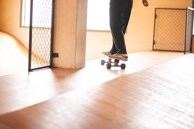 Asiatische Skaterinnen beim Springen in der Tiefgarage Städtische Aktivität Indoor-Lifestyle