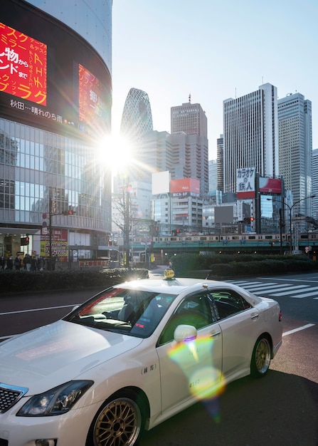 Foto asiatische stadtlandschaft mit auto