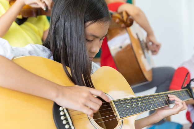 asiatische Studenten in der Musikschule