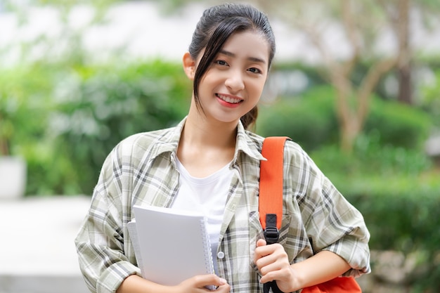 Asiatische Studenten lernen während der Pandemiezeit