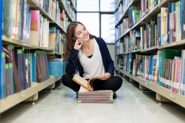 Asiatische Studentenlesung in der Bibliothek an der Universität.