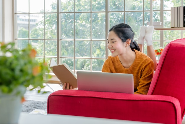 Asiatische Studentin, die Hausaufgaben macht