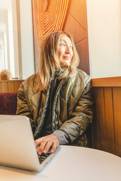 Foto asiatische studentin e-learning-fernlehrgang studieren in einem café arbeiten