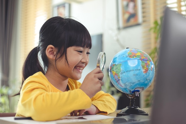 Asiatische Studentin Online-Lernklasse lernt Online-Videoanruf Zoom-Lehrer, Glückliches Mädchen lernt Englisch online mit Laptop zu Hause.Neue Normalität.Covid-19 Coronavirus.Soziale Distanzierung.Bleib zu Hause
