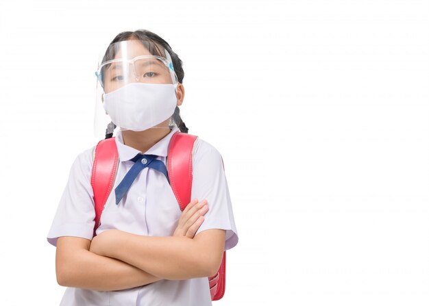 Asiatische Studentin trägt Gesichtsschutz und Maske trägt Schultasche isoliert