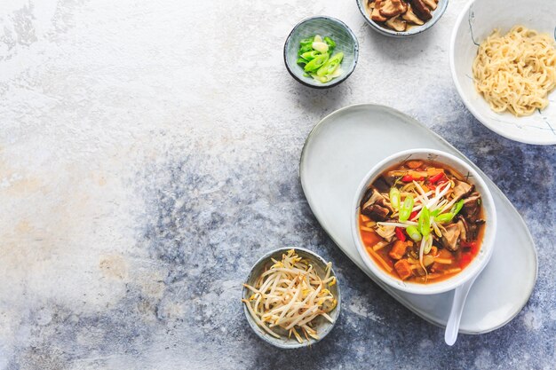 Asiatische Suppe mit Shiitake-Pilzen, Nudeln und Gemüse