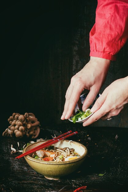 Asiatische Suppe Ramen essfertig