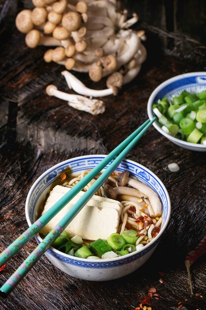 Asiatische Suppe Ramen mit Feta-Käse