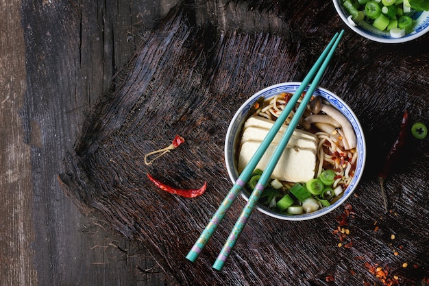 Asiatische Suppe Ramen mit Feta-Käse