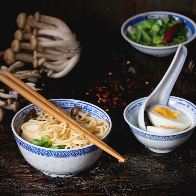 Foto asiatische suppe ramen mit feta