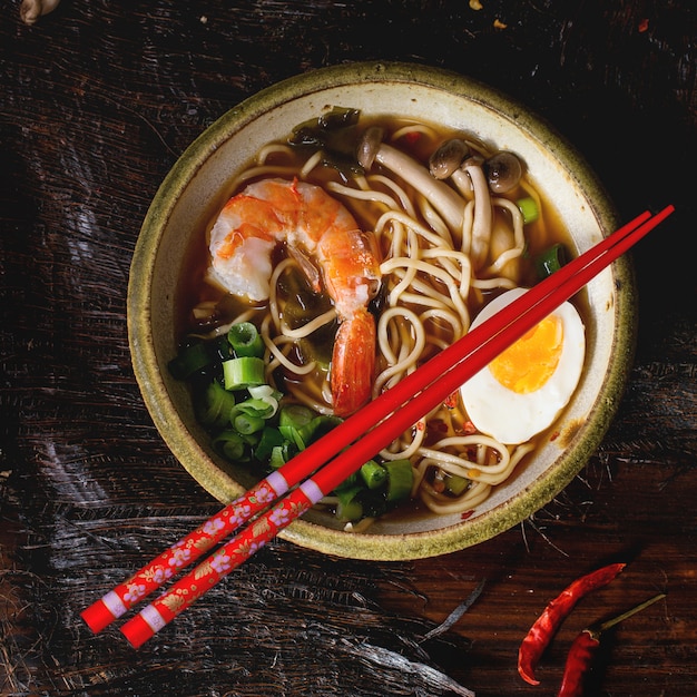 Asiatische Suppe Ramen mit Garnelen