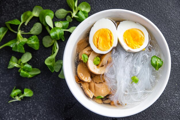 asiatische Suppe Reisnudeln Funchose, Ei, Pilze Pho Bo Mahlzeit Snack auf dem Tisch kopieren