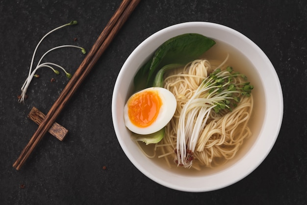 Asiatische Suppennudeln (Ramen) mit Ei auf dunklem Hintergrund