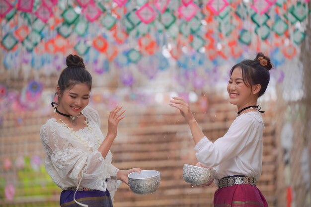 Asiatische Thai-Mädchen spritzen Wasser in der Songkran-Tradition der Thai Lanna Provinz Chiang Mai Thailand